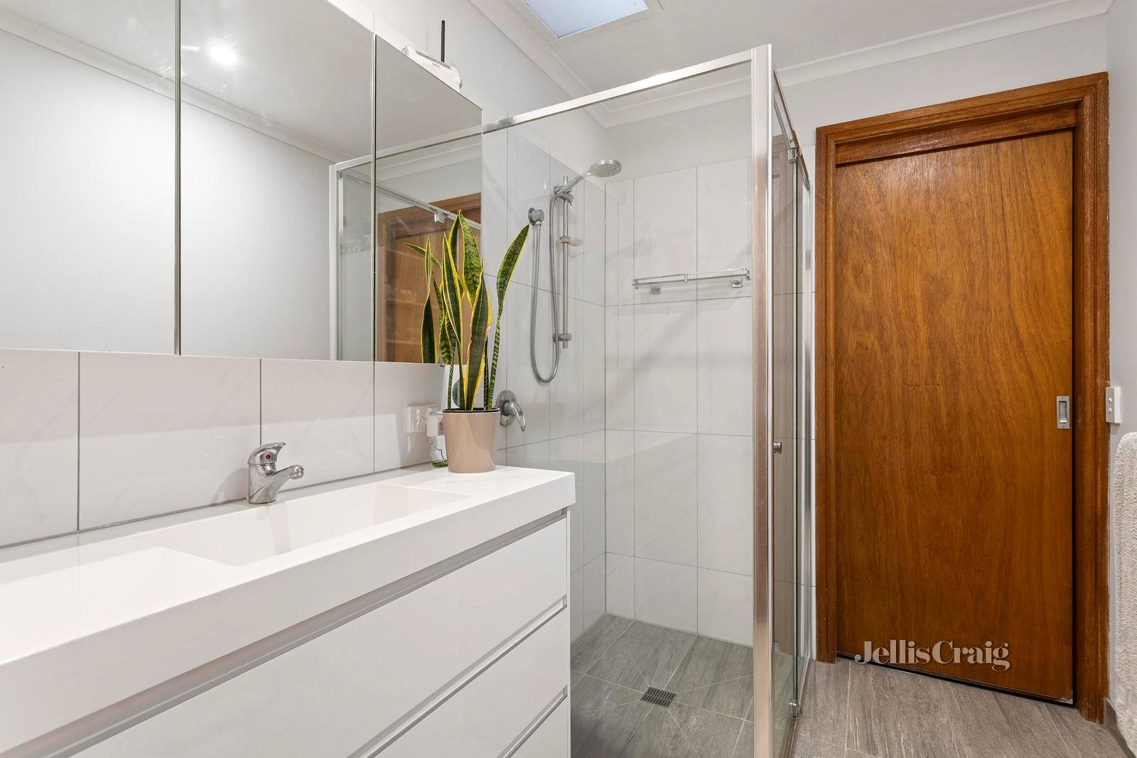 1 Farrer Court, Warranwood image 13