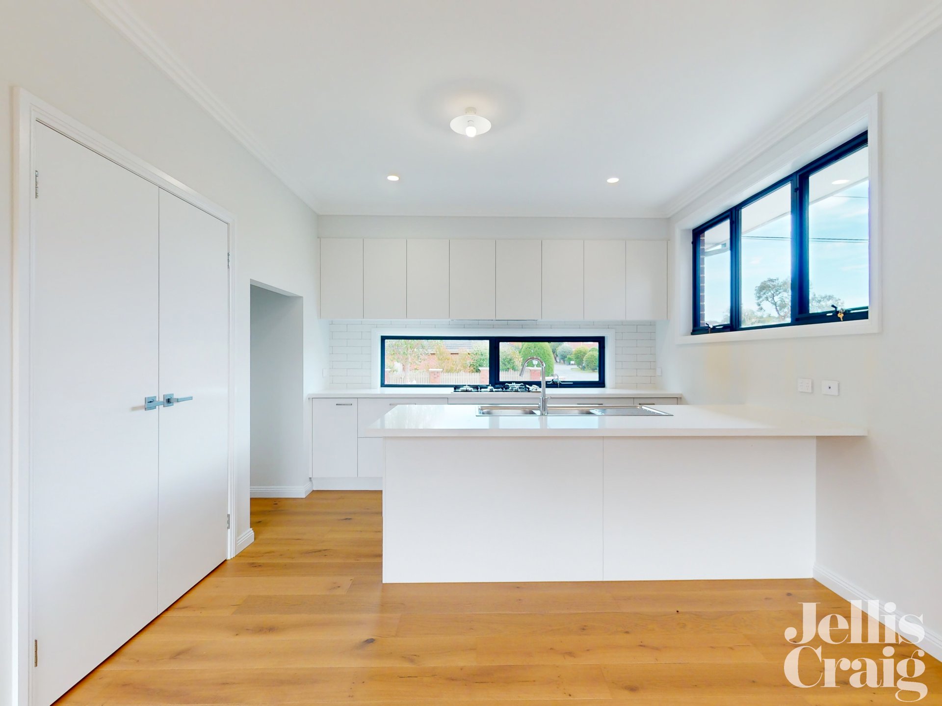 1 Hawthorn Grove, Mckinnon image 2