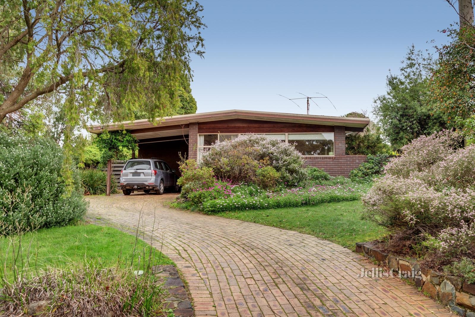 1 Joanna Court, Mount Waverley image 2