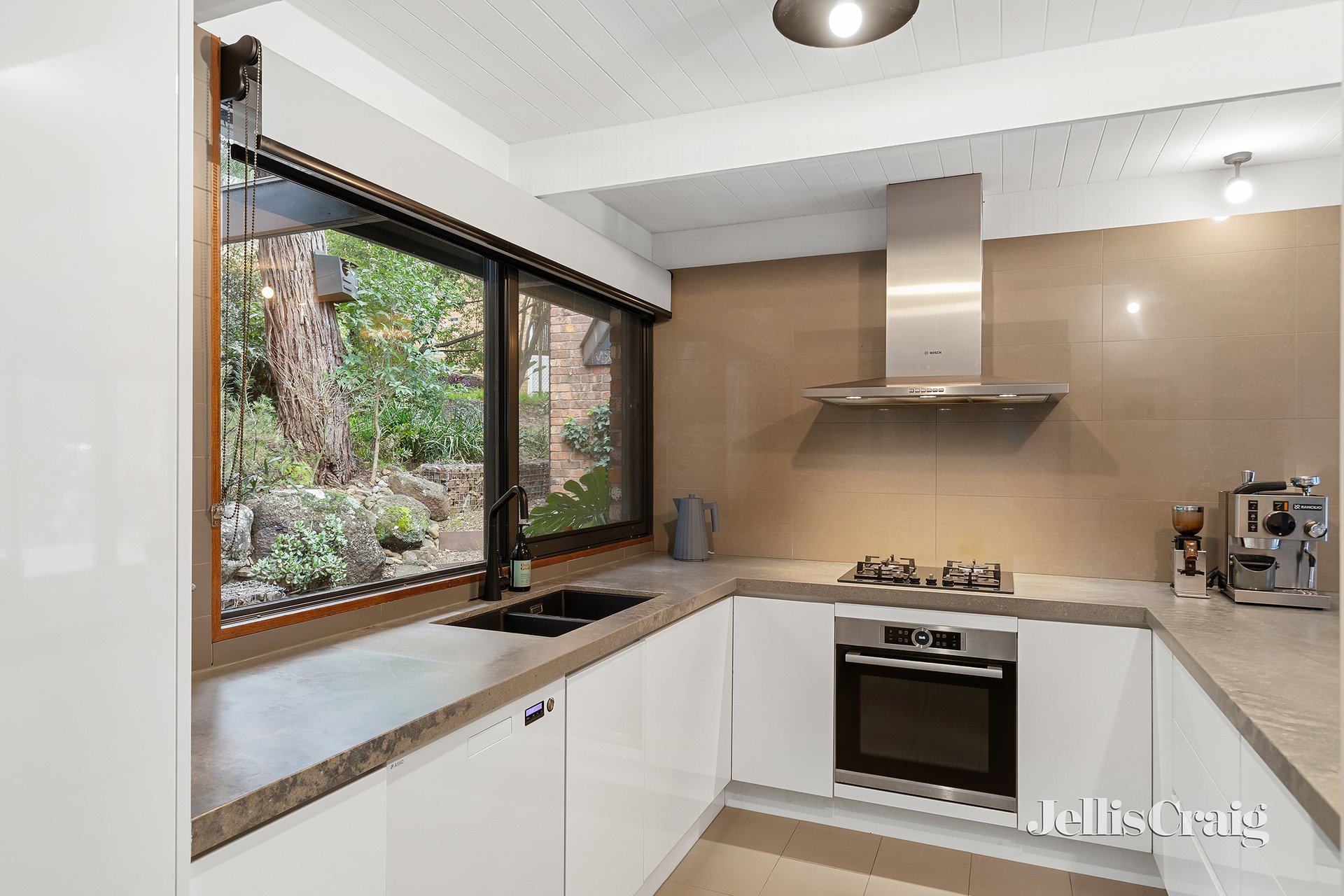 1 Leane Drive, Eltham image 4