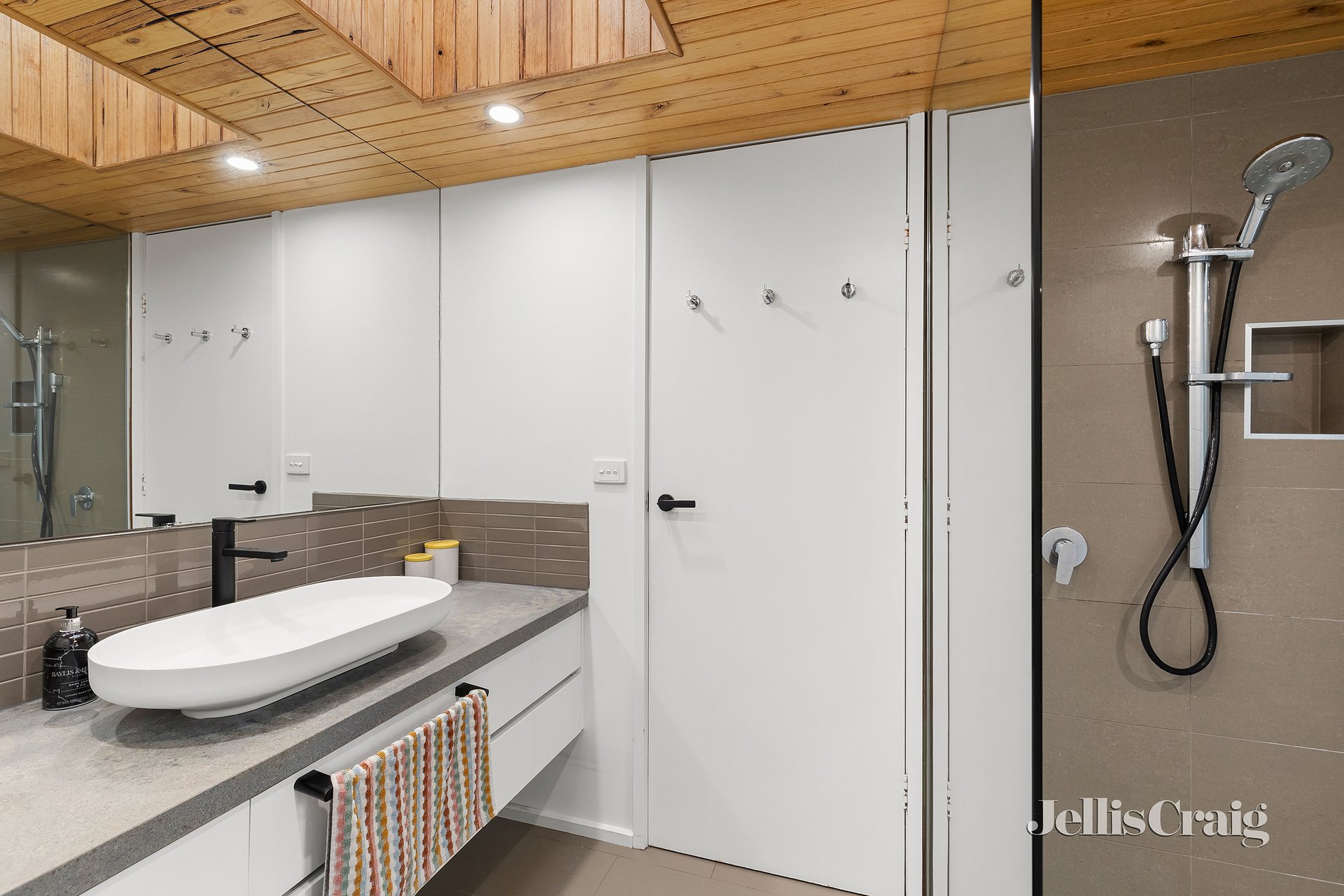 1 Leane Drive, Eltham image 7