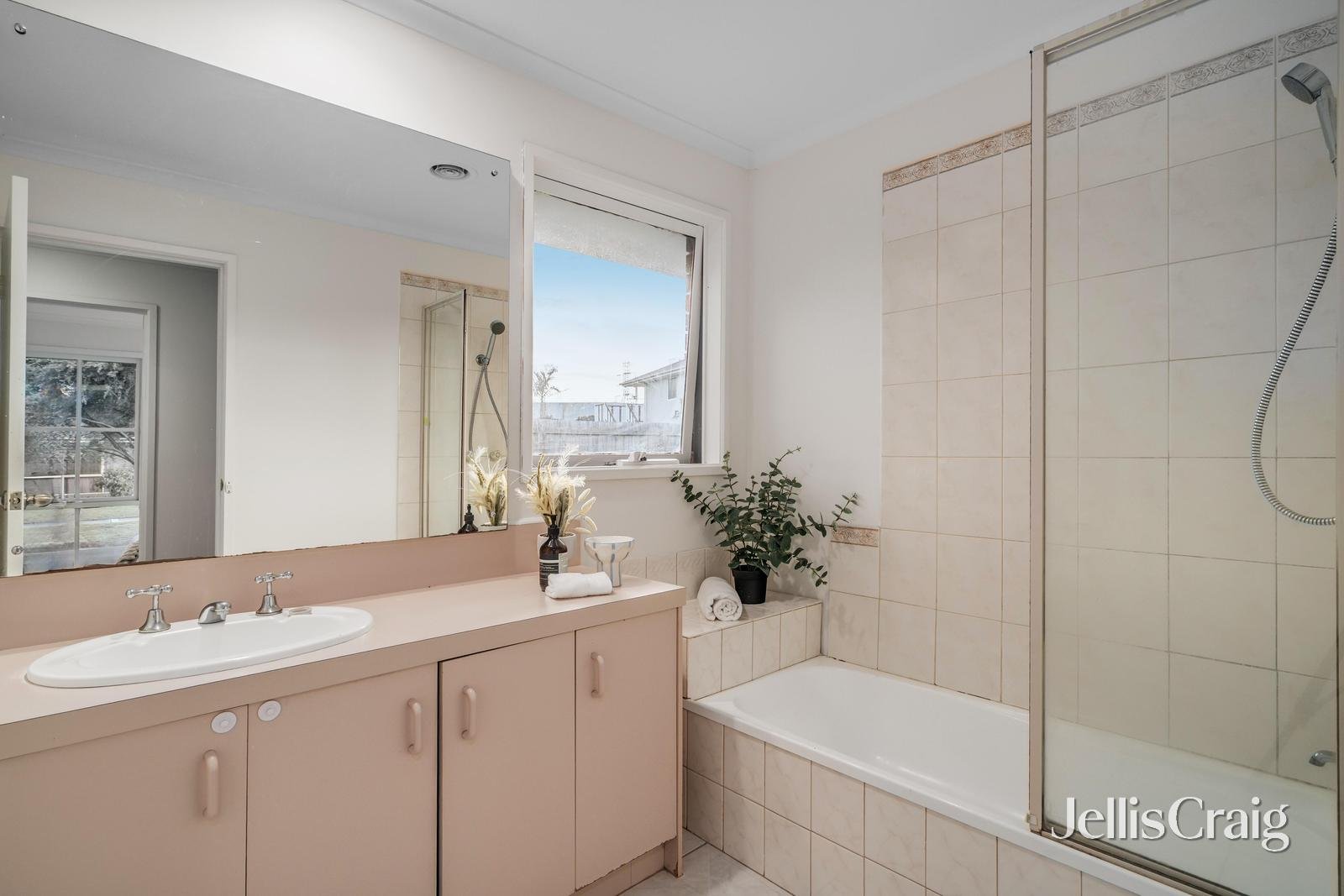 1 Linnel Court, Rowville image 8