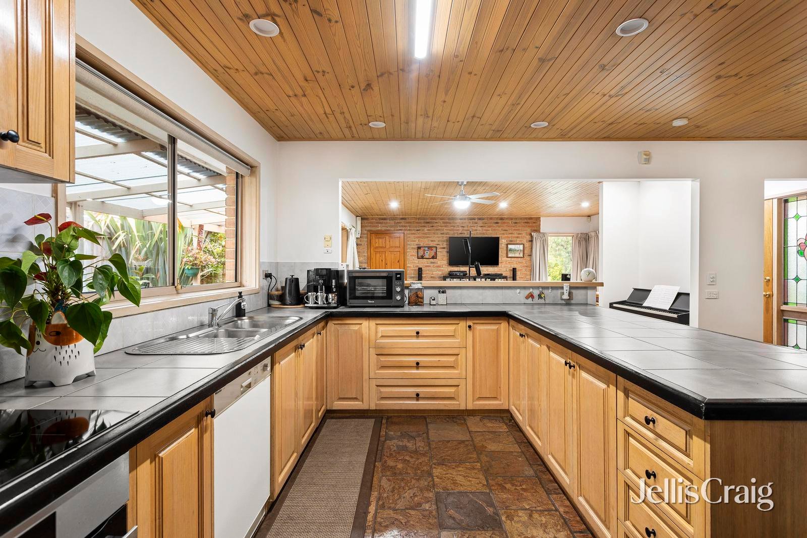 1 Midhurst Road, Croydon image 5