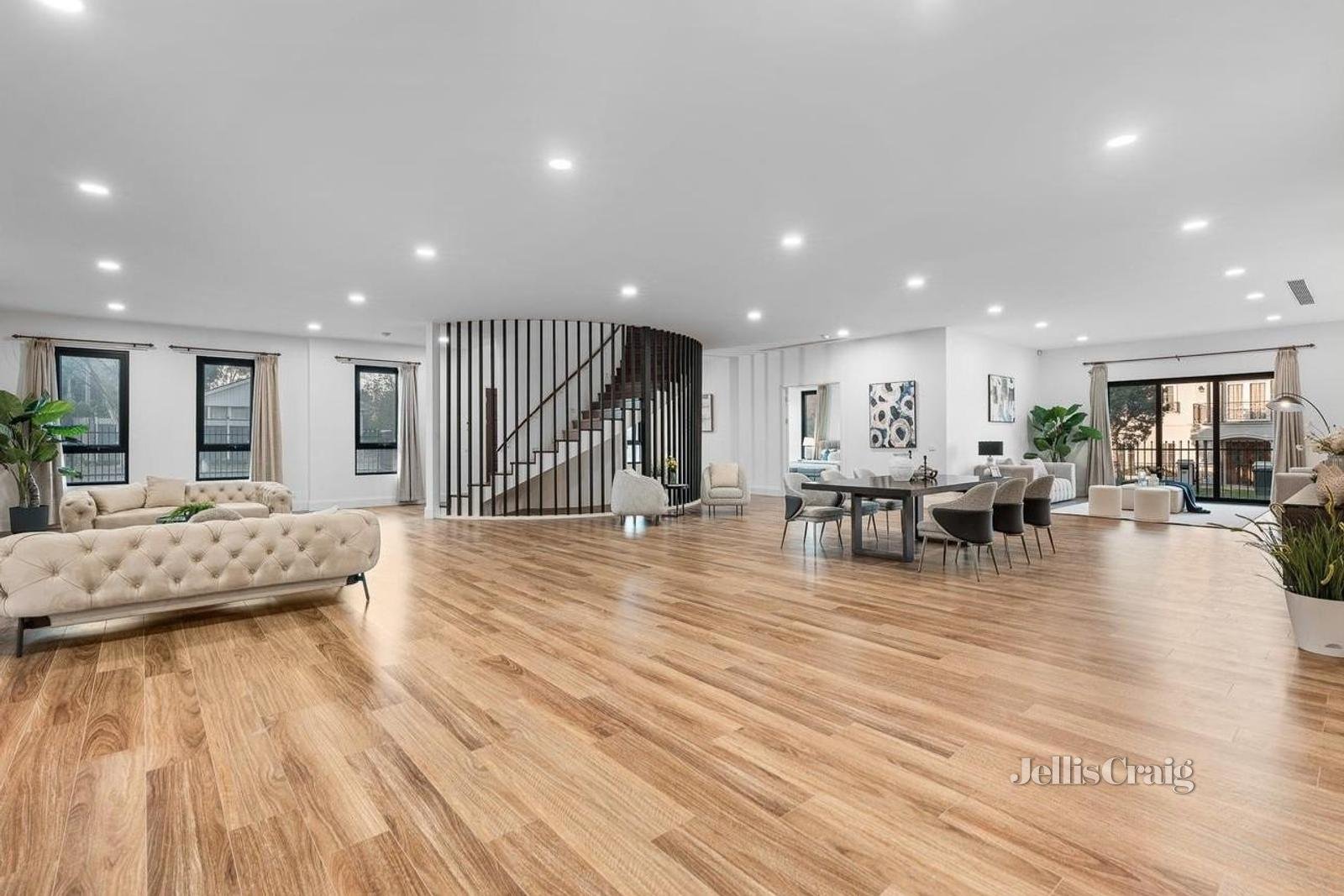 1 Montie Court, Glen Waverley image 2