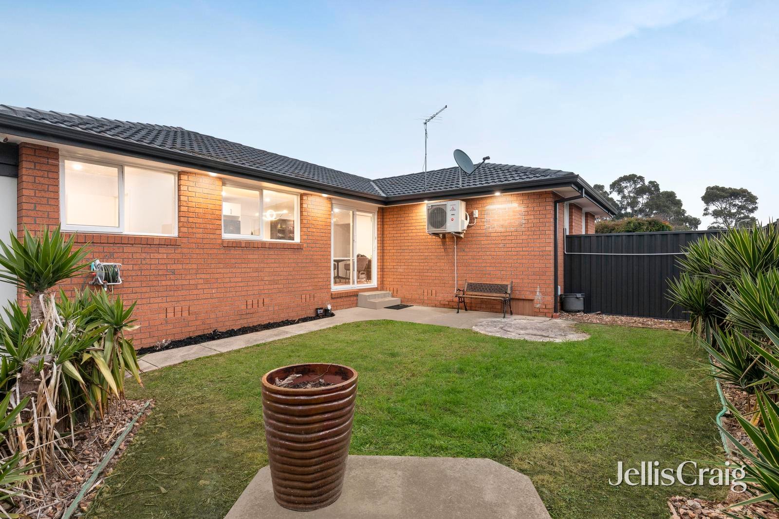 1 Murray Crescent, Rowville image 15