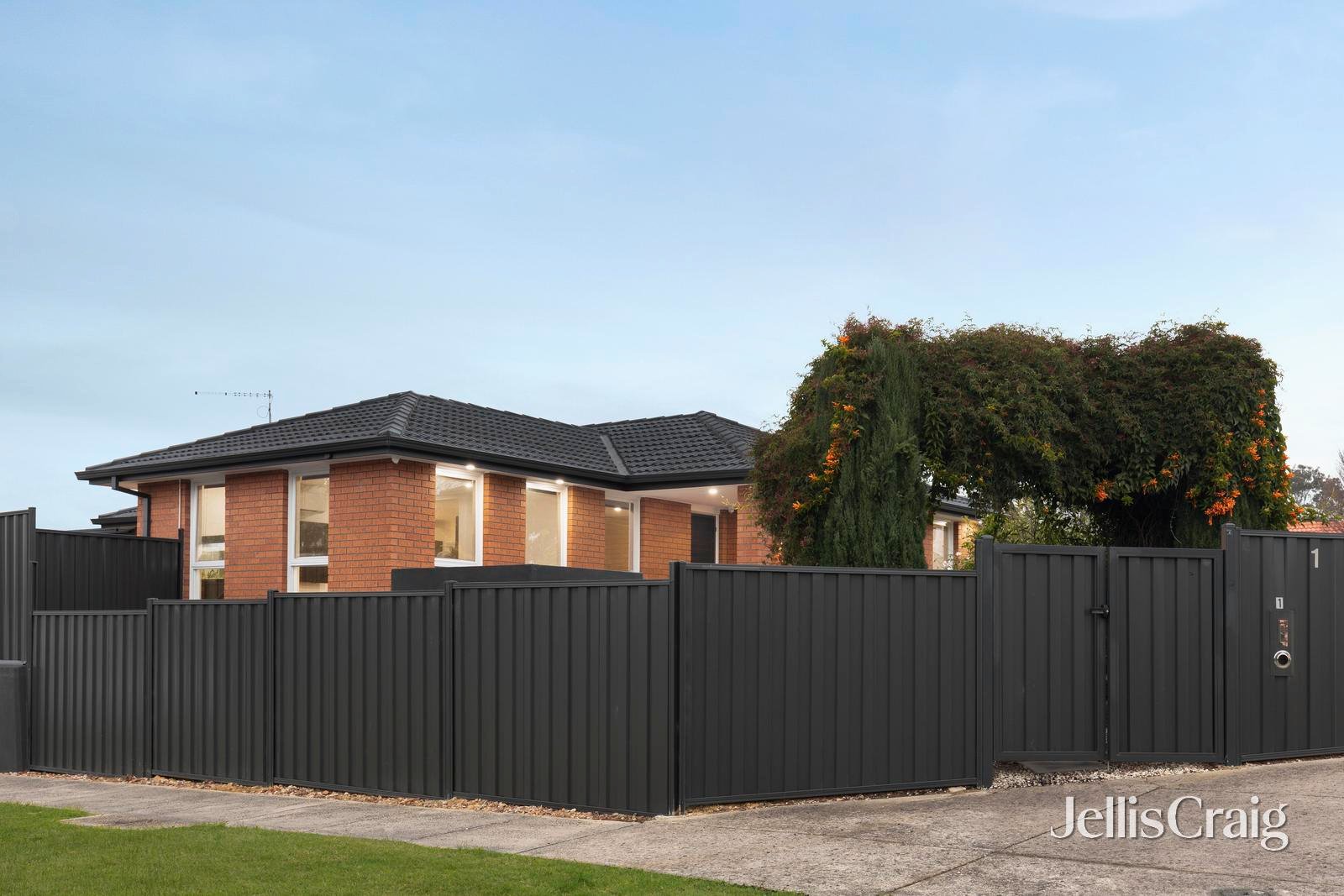 1 Murray Crescent, Rowville image 16