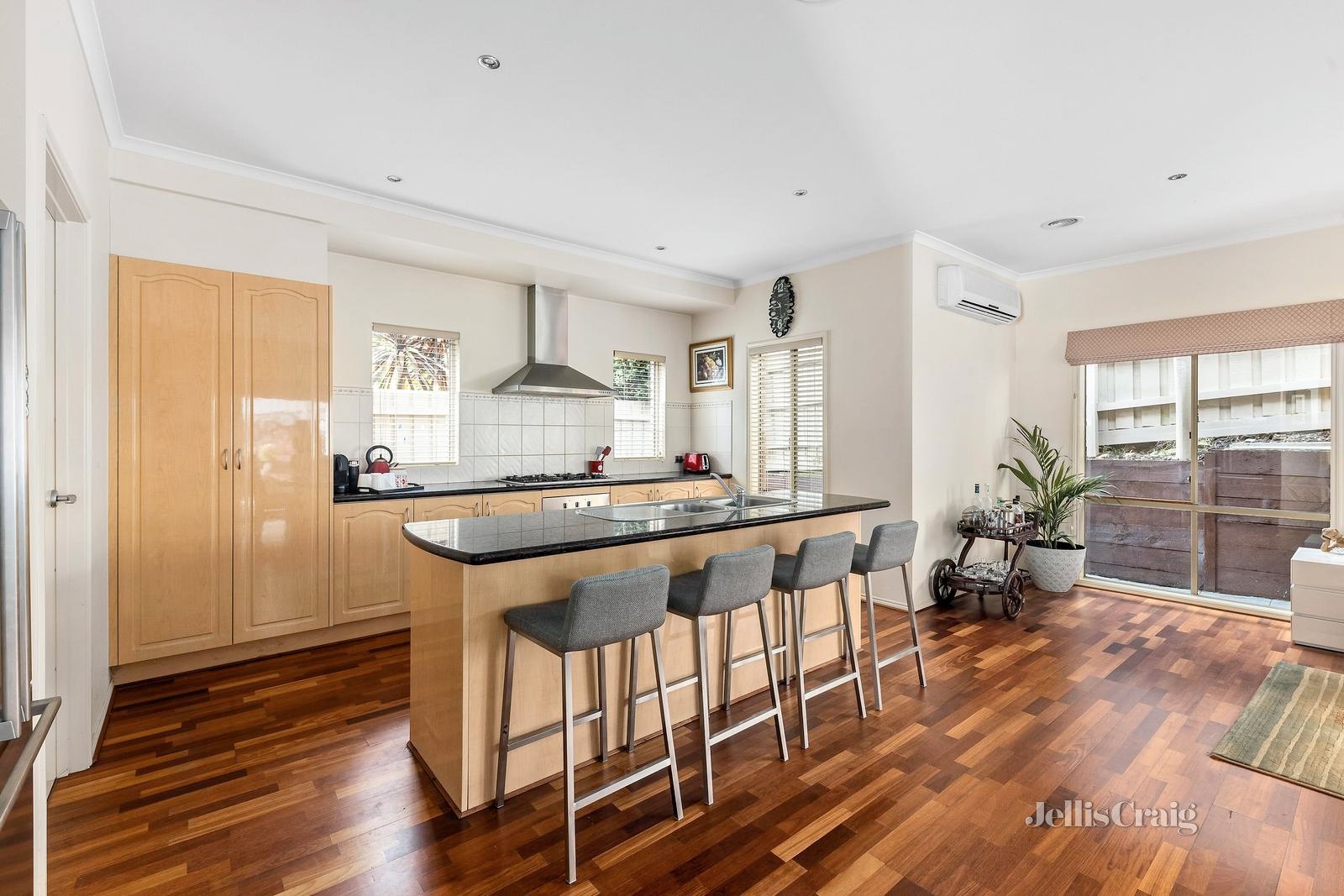 1 Peachwood Rise, Doncaster East image 4