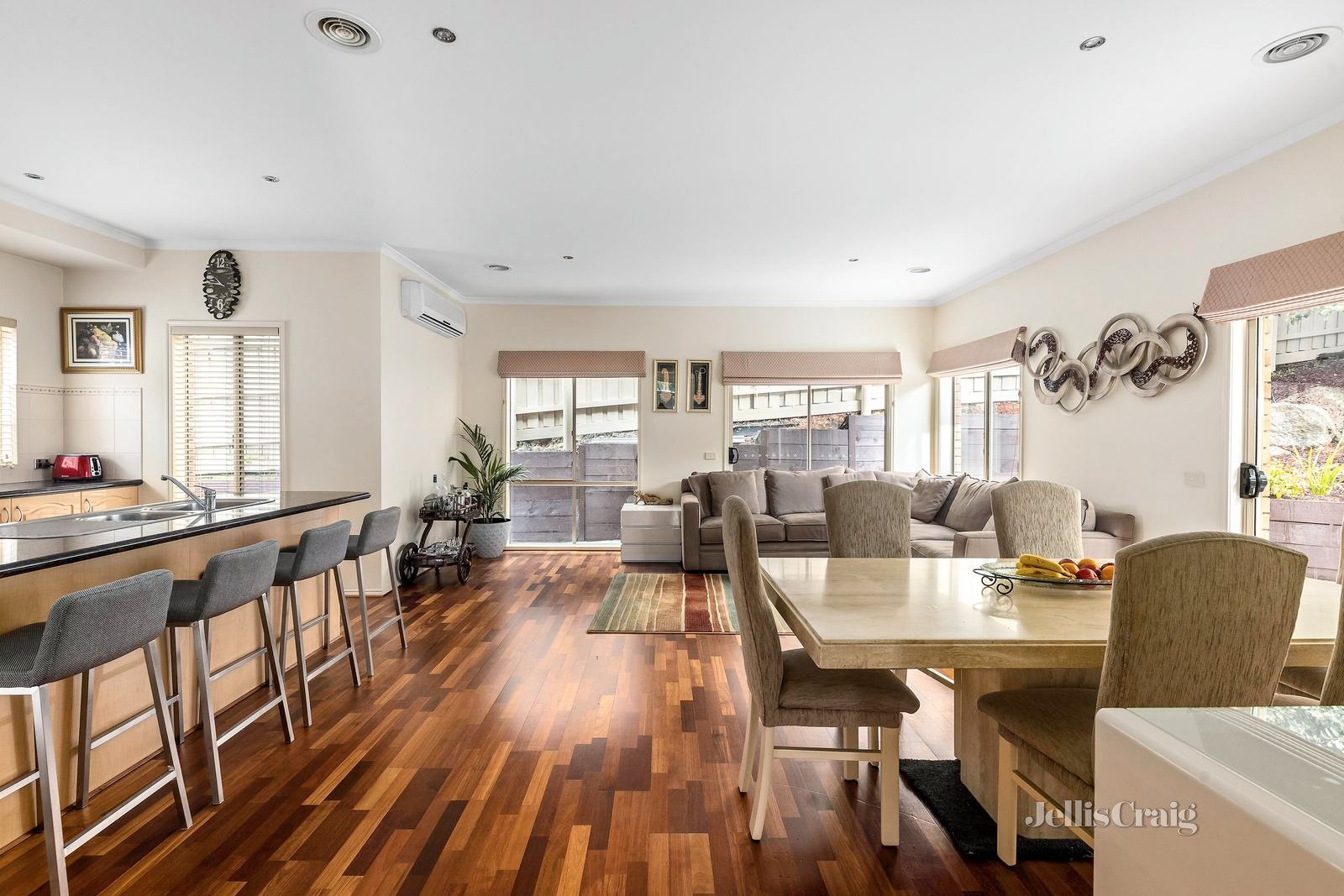 1 Peachwood Rise, Doncaster East image 5