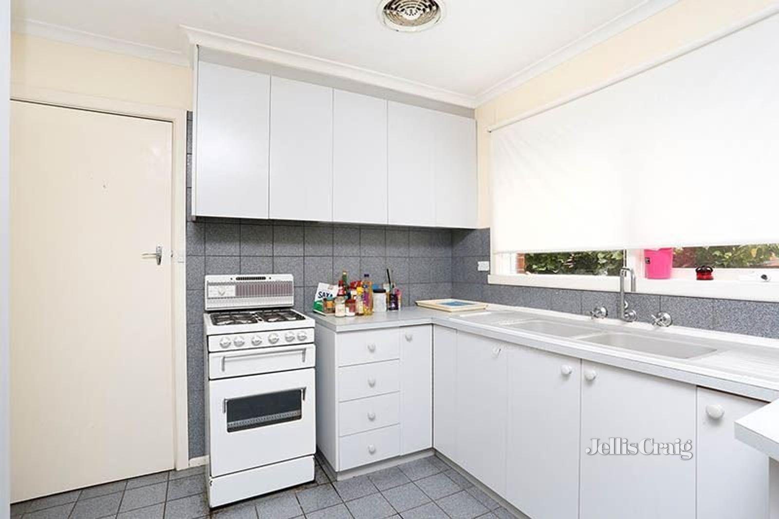 1 Sandowen Avenue, Burwood East image 3