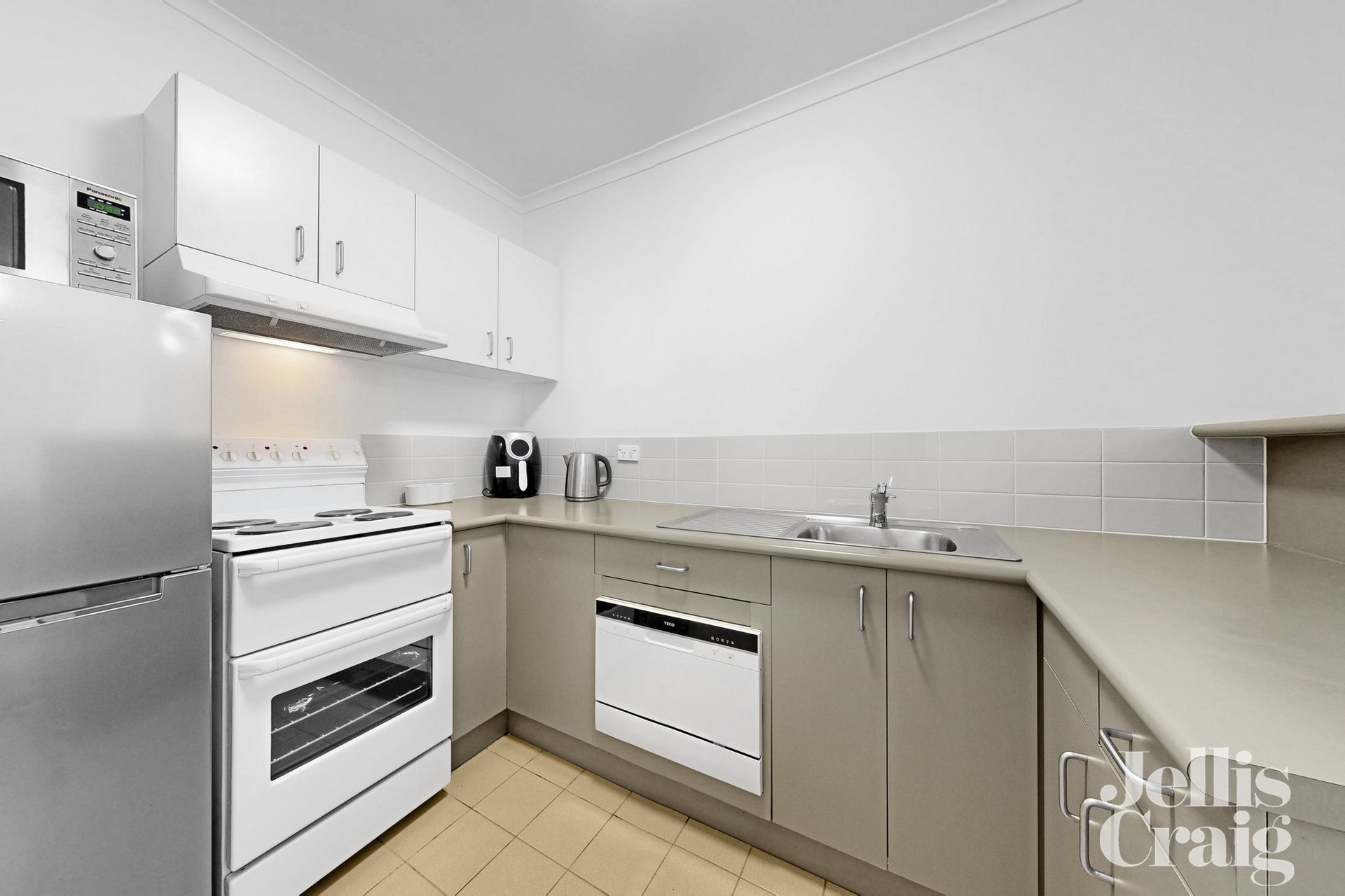 1 Syme Street, Williamstown image 6