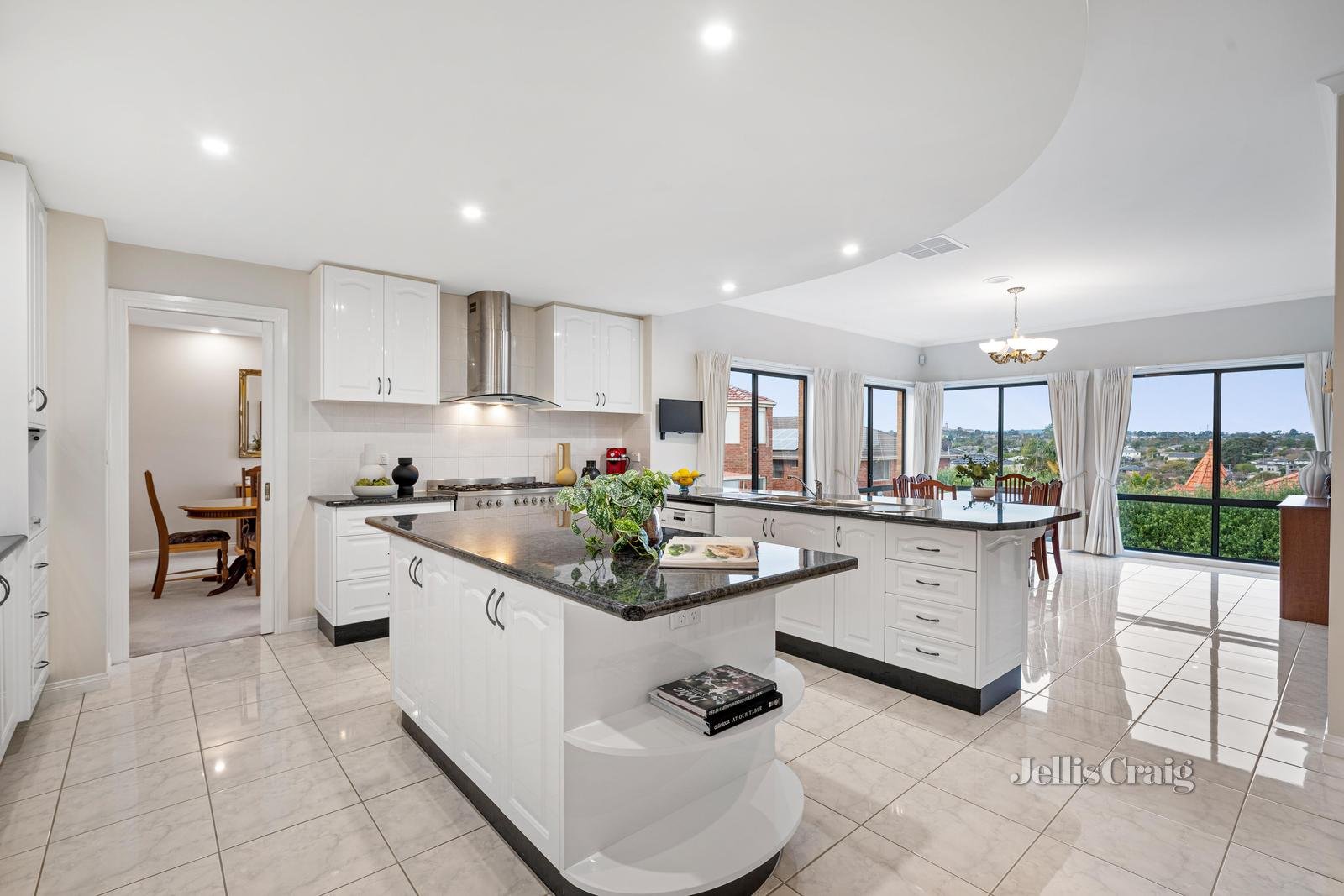 1 Tulloch Grove, Glen Waverley image 7