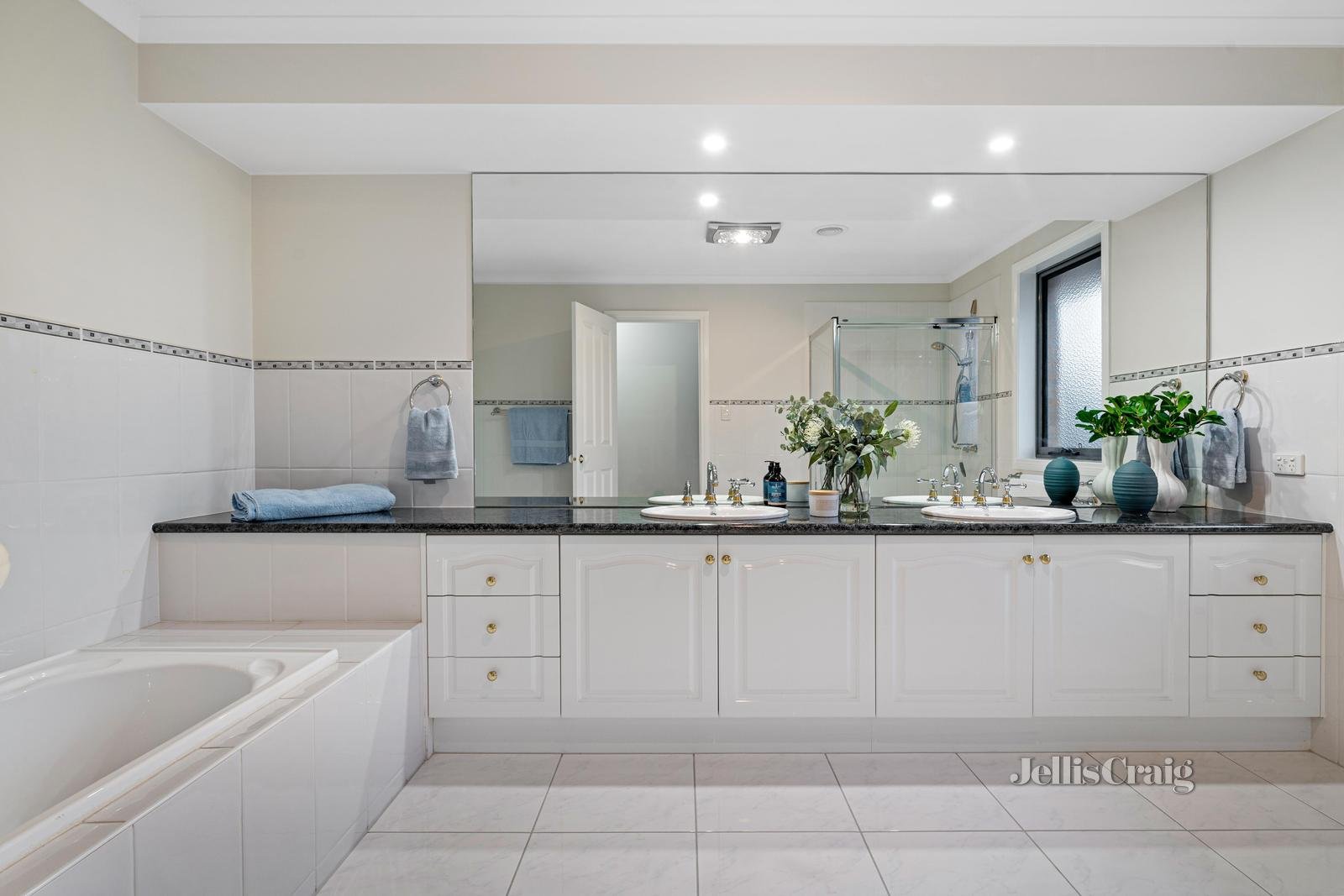 1 Tulloch Grove, Glen Waverley image 14