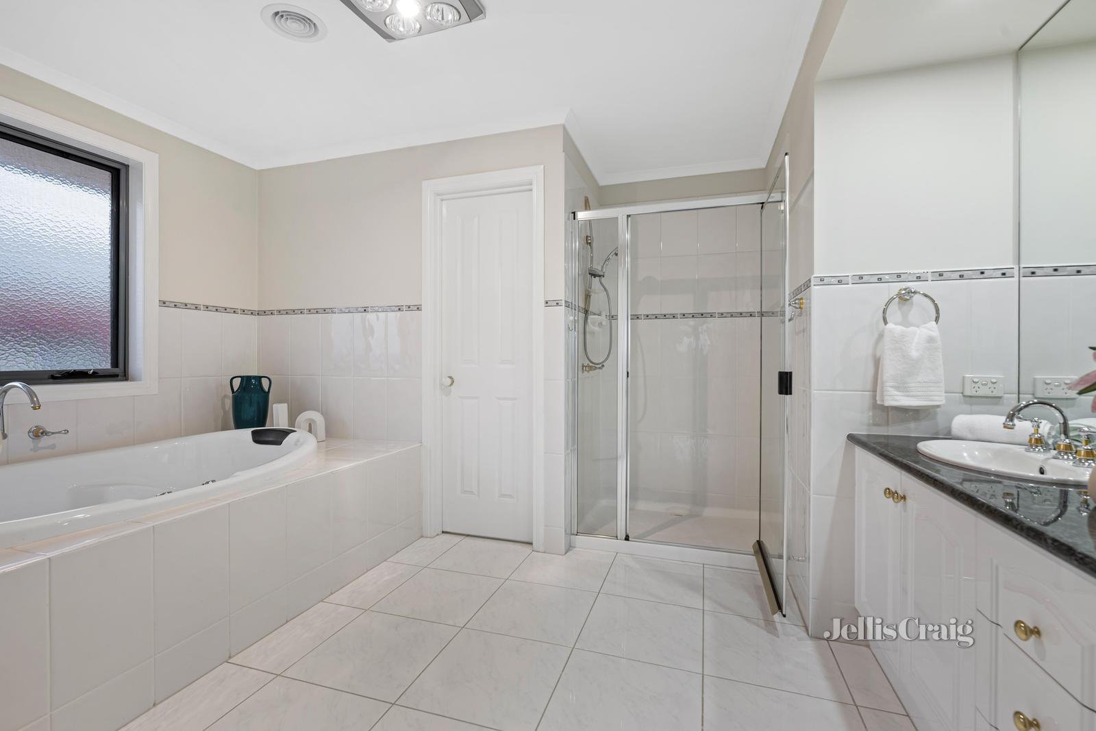 1 Tulloch Grove, Glen Waverley image 16