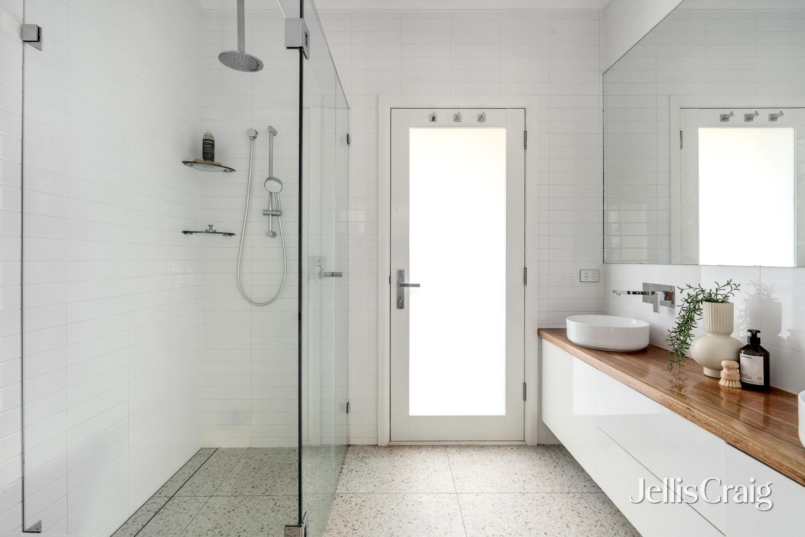 1 Victoria Close, Eltham image 9