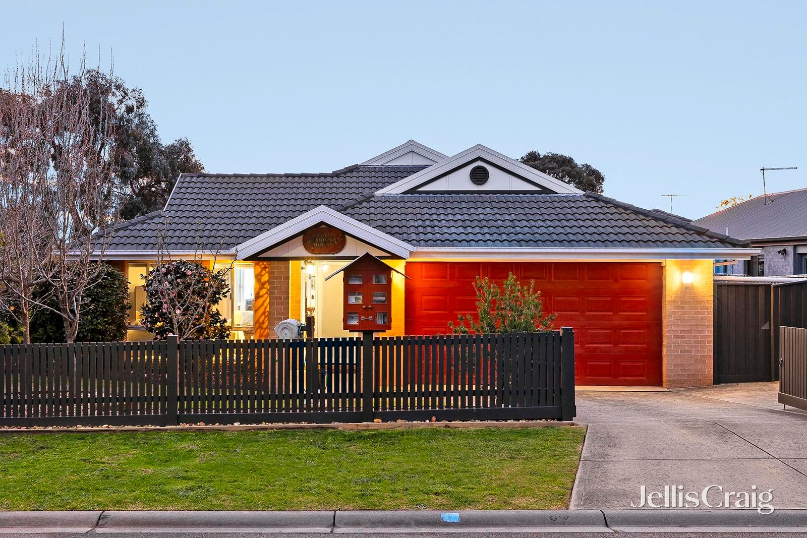 1 Whitsunday Court, Mount Martha image 1