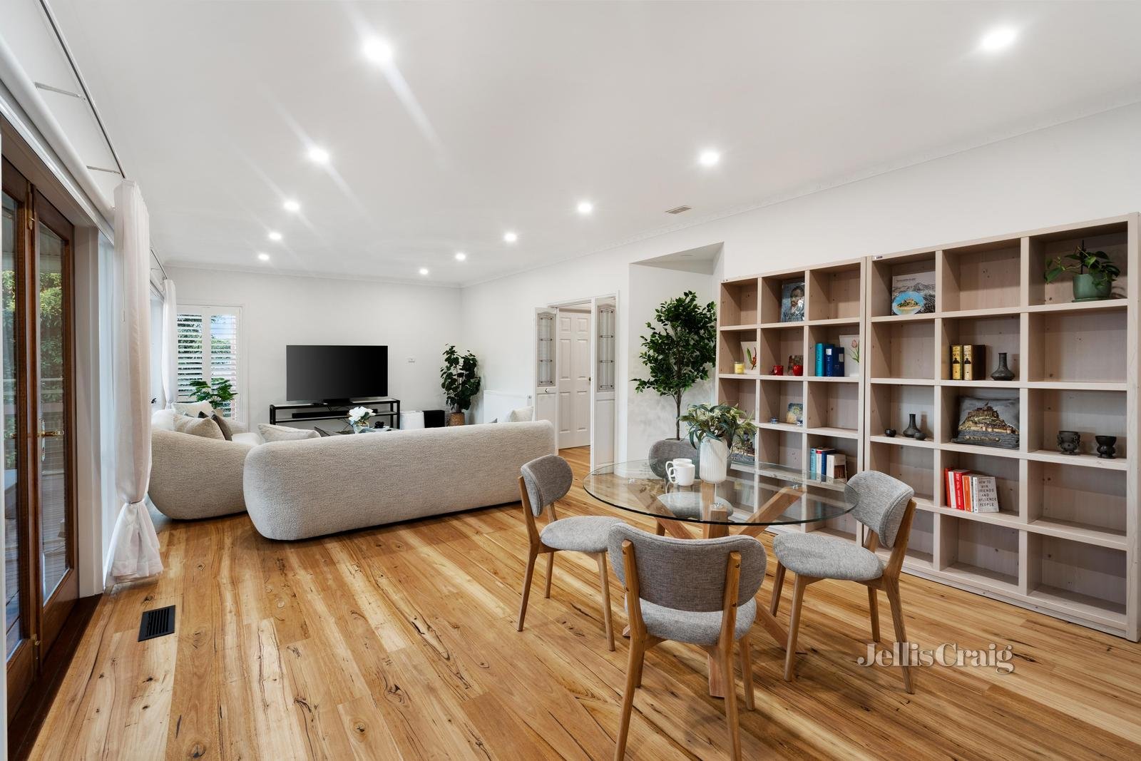 1 Wiaktun Crescent, Mount Waverley image 3