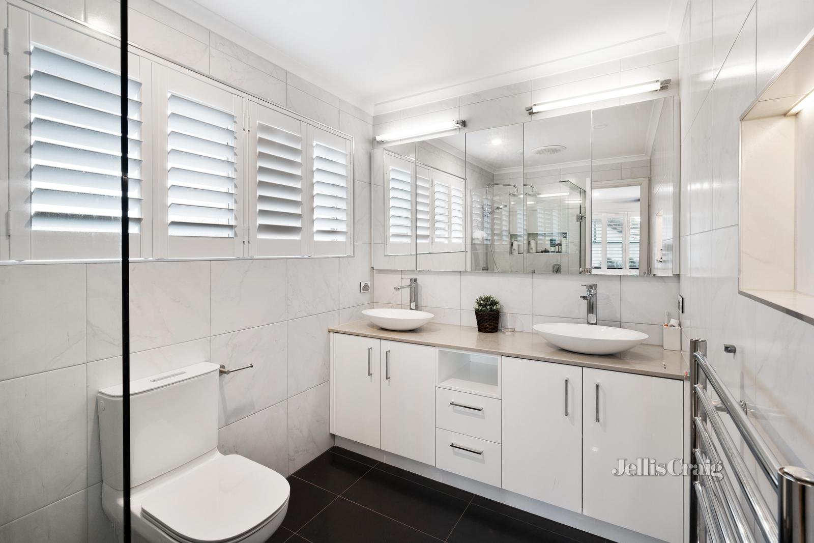1 Wiaktun Crescent, Mount Waverley image 9