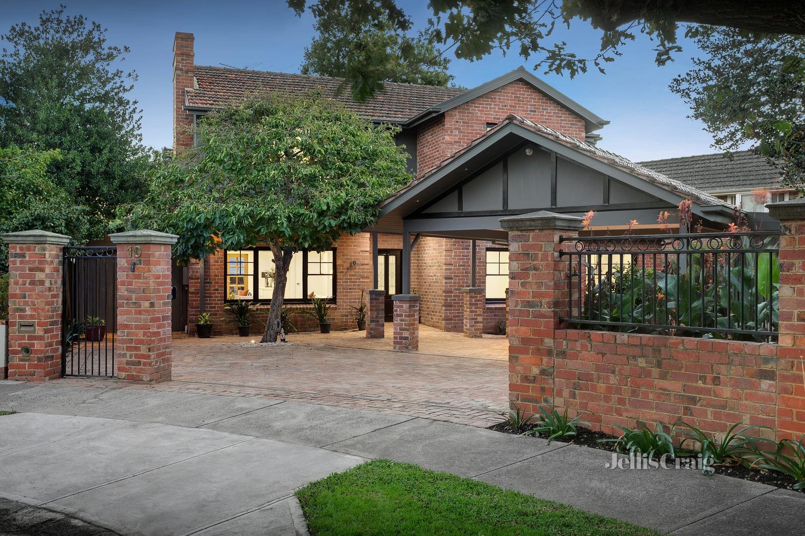 10 Albemarle Court, Glen Iris image 2