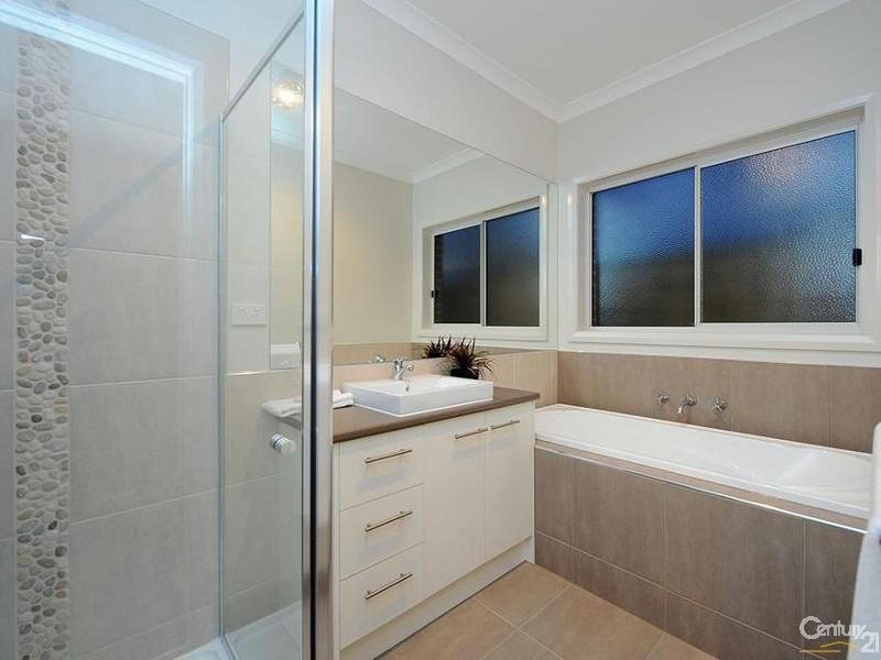 10 Arbour Avenue, Point Cook image 9