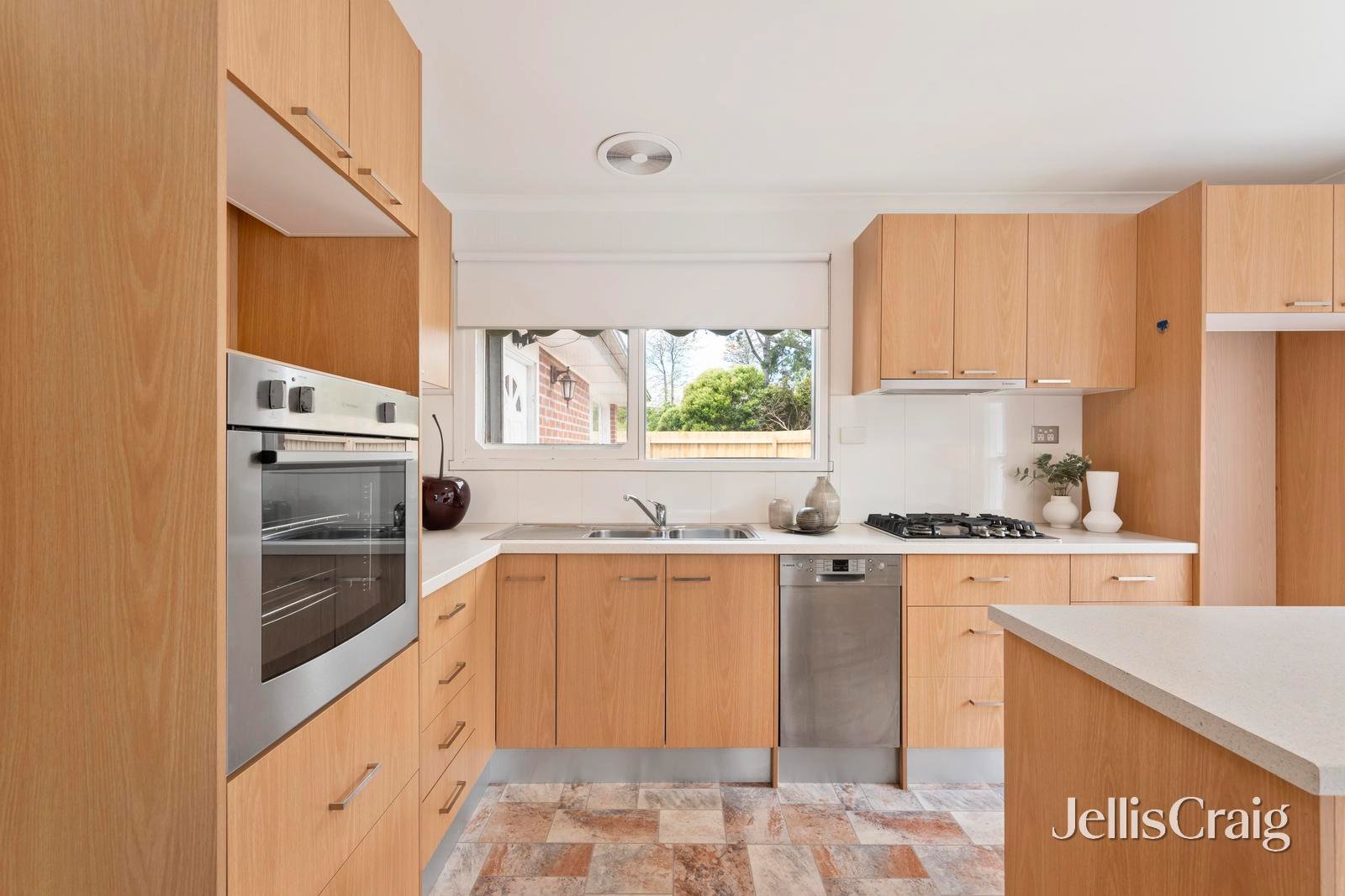 10 Blackburn Road, Mooroolbark image 4