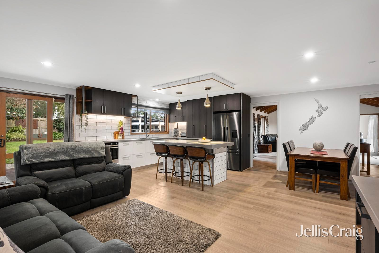 10 Blueberry Road, Mooroolbark image 2