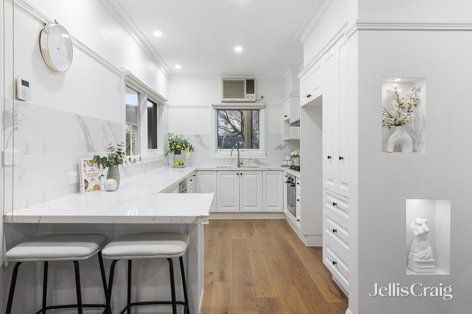 10 Charlton Street, Mount Waverley image 3