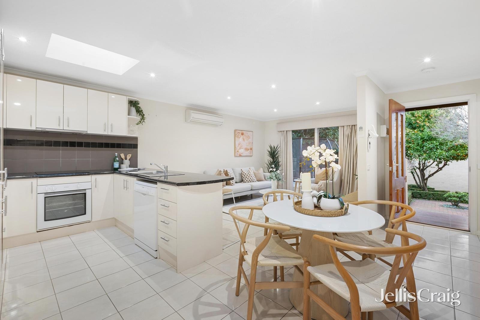 10 Charlton Street, Mount Waverley image 6