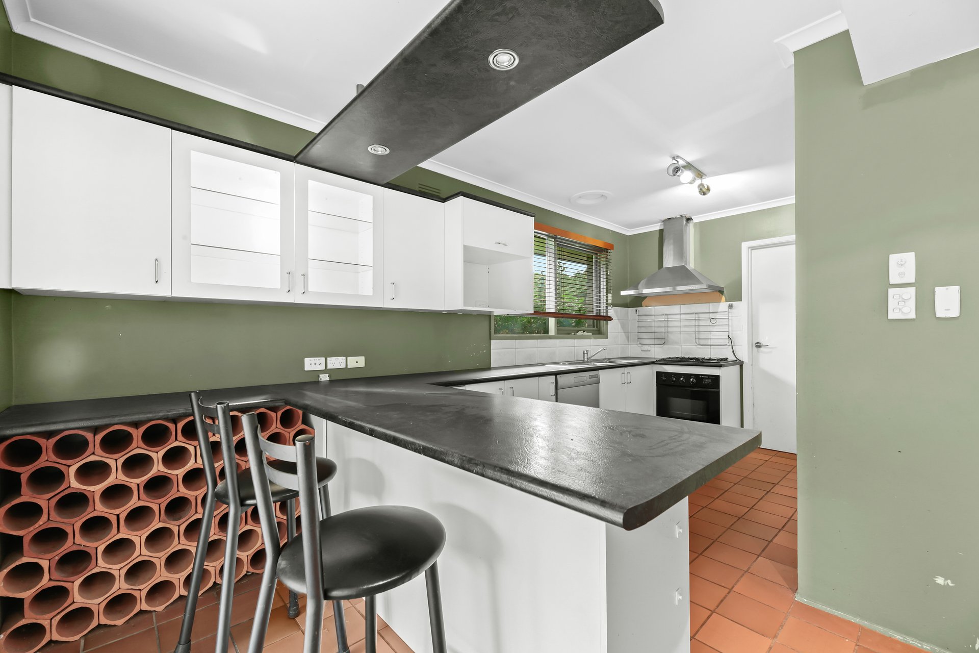 10 Chivalry Avenue, Glen Waverley image 4
