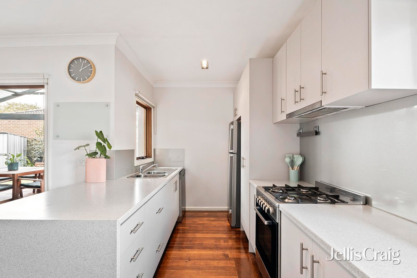 10 Clement Crescent, Croydon image 2