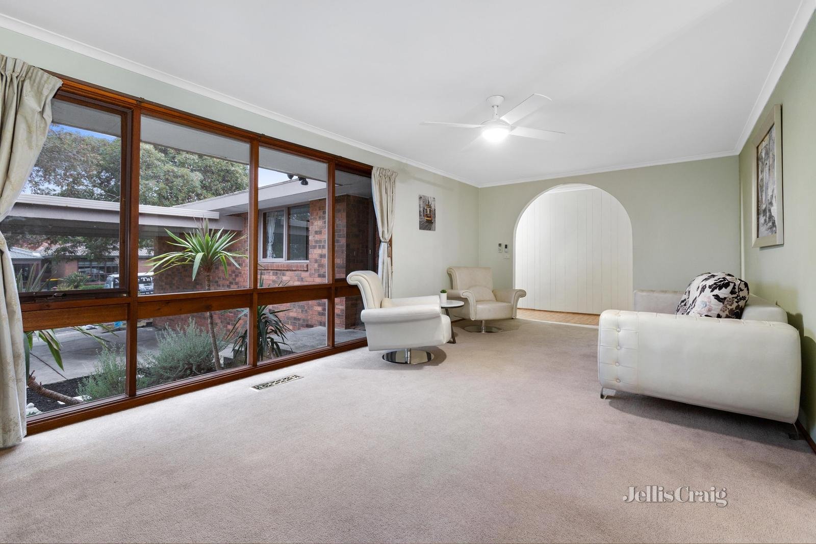 10 Dowling Grove, Doncaster East image 2
