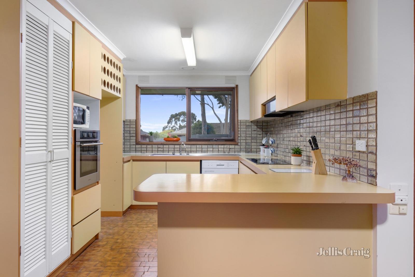 10 Dowling Grove, Doncaster East image 4