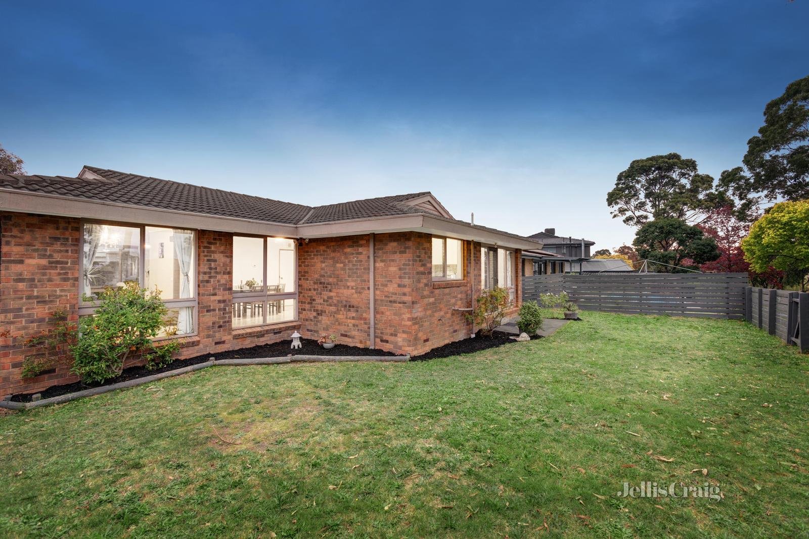 10 Dowling Grove, Doncaster East image 9