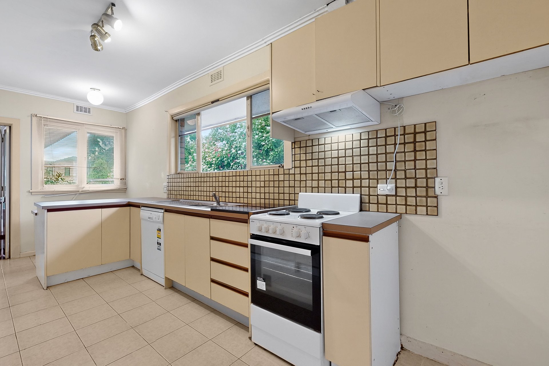 10 Dumblane Street, Balwyn North image 6