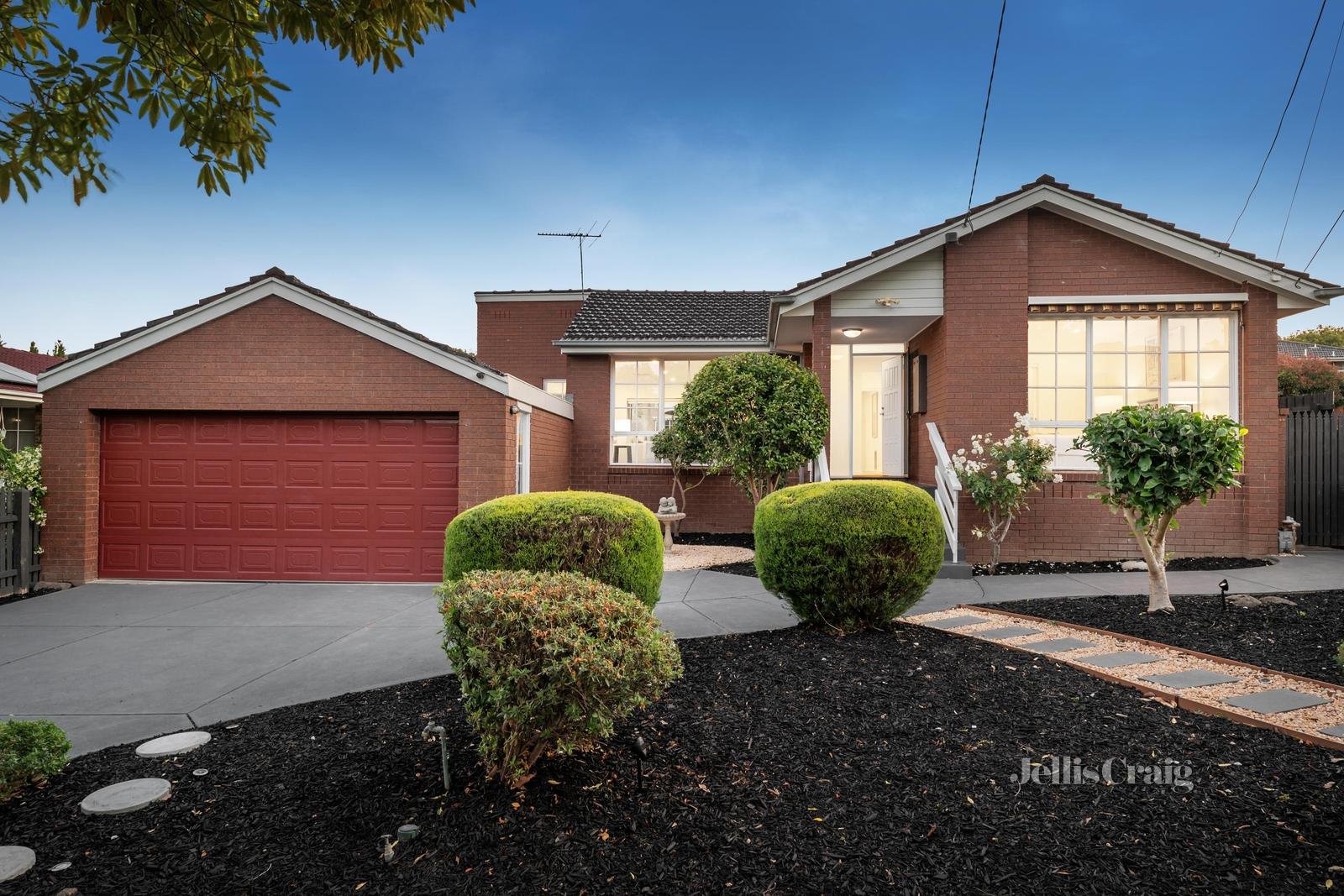 10 Eastleigh Drive, Glen Waverley image 1