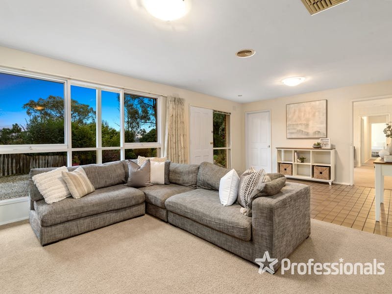 10 Greenwood Lane, Mooroolbark image 4