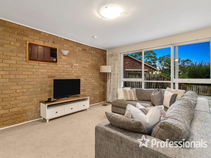 10 Greenwood Lane, Mooroolbark image 5