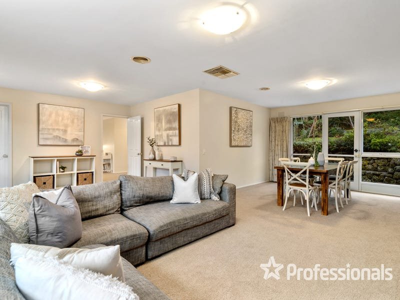 10 Greenwood Lane, Mooroolbark image 6