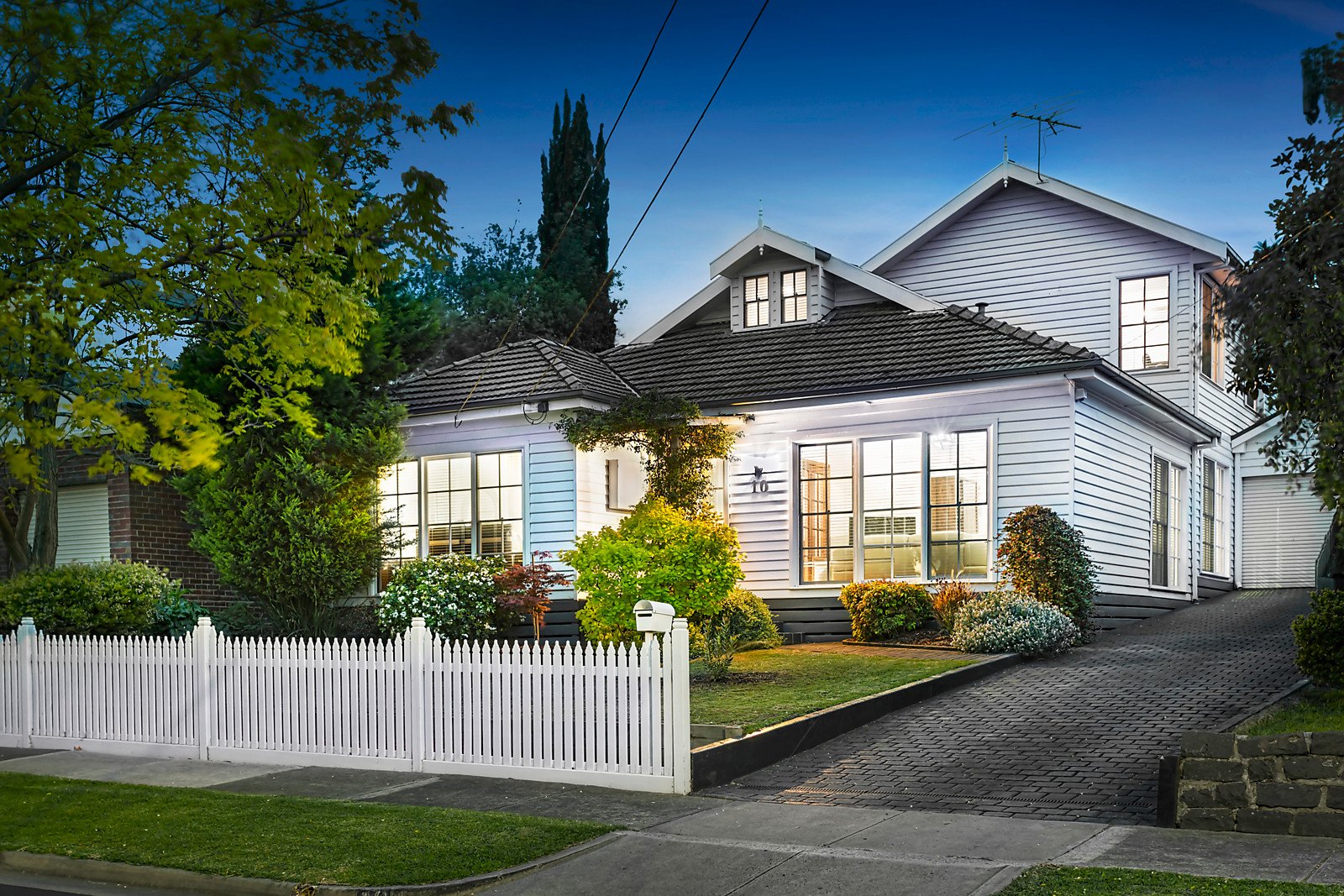 10 Grevillia Road, Oak Park VIC 3046