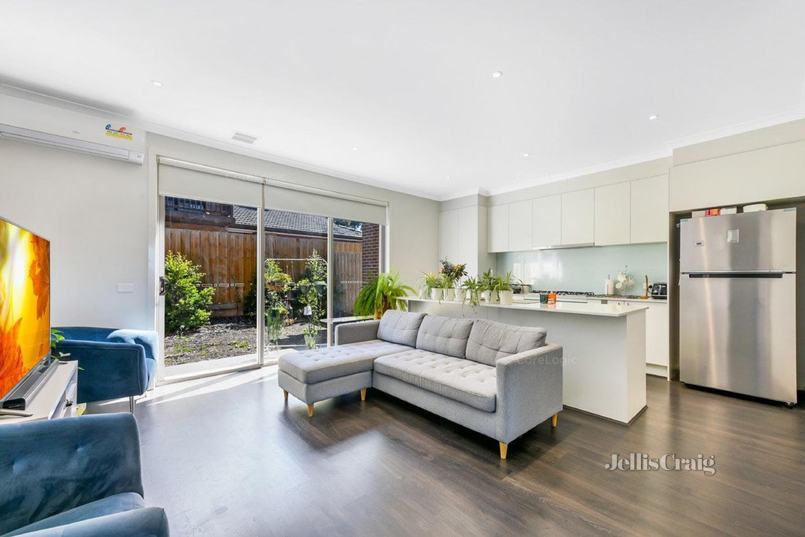 10 Groom Court, Glen Waverley image 2