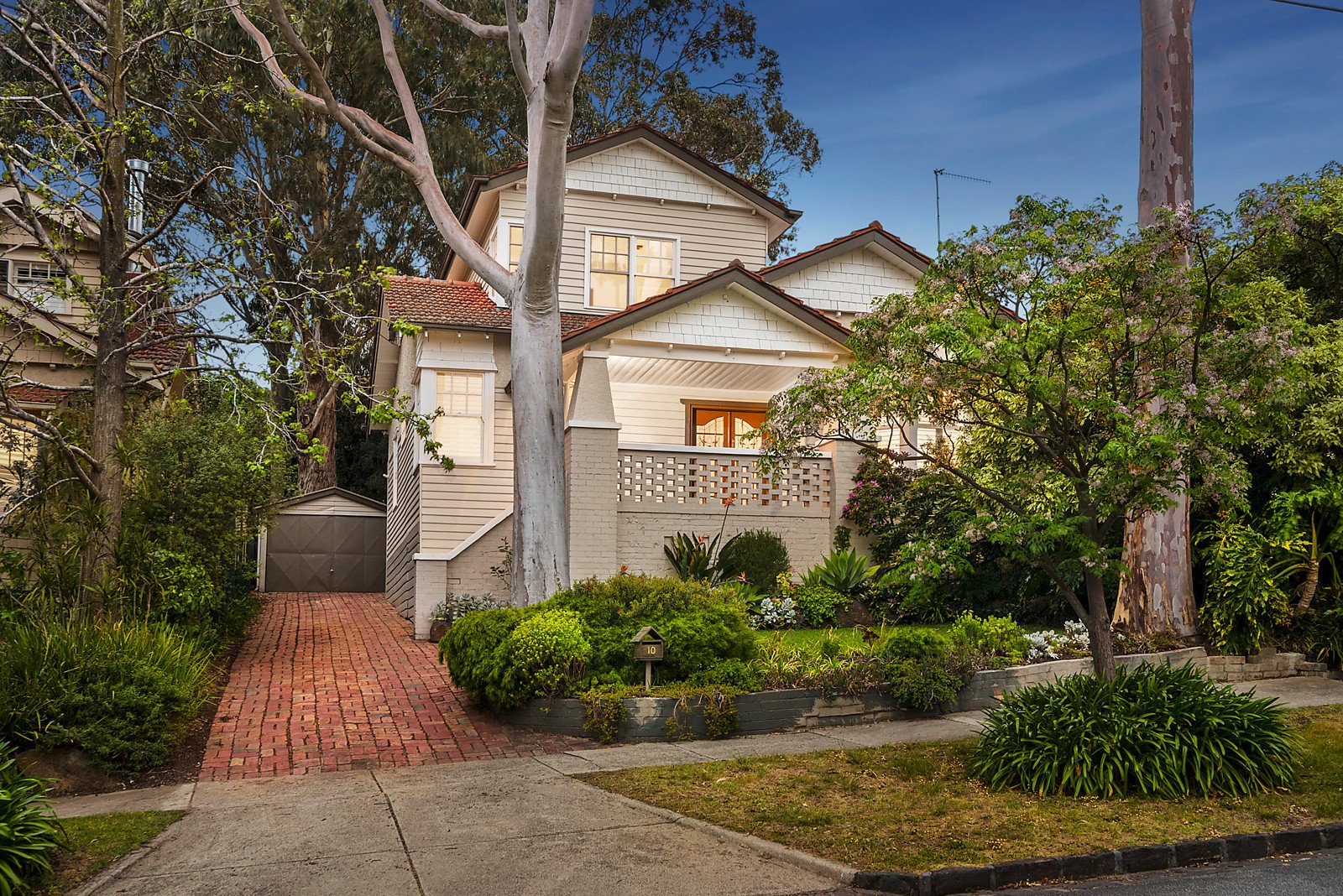 10 Hopetoun Grove, Ivanhoe East VIC 3079
