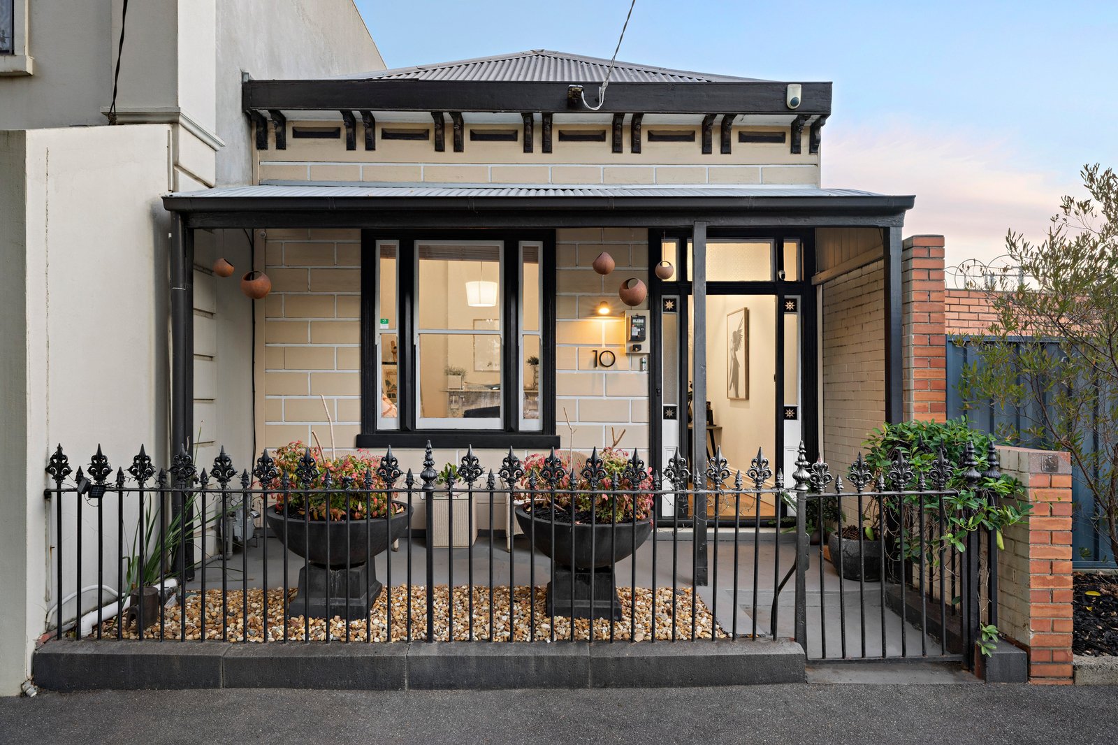 10 Howe Crescent