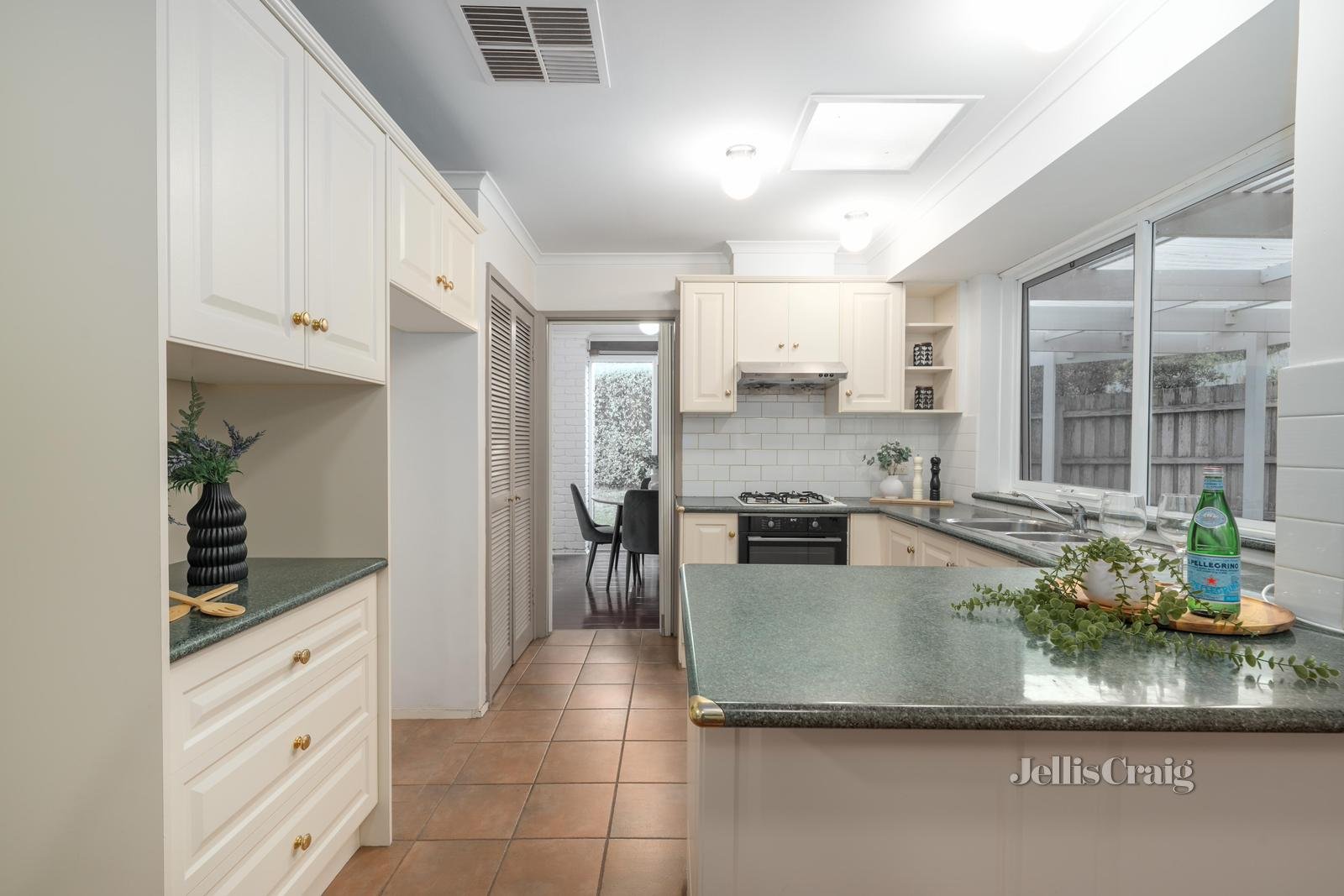 10 Janfourd Court, Mount Waverley image 3