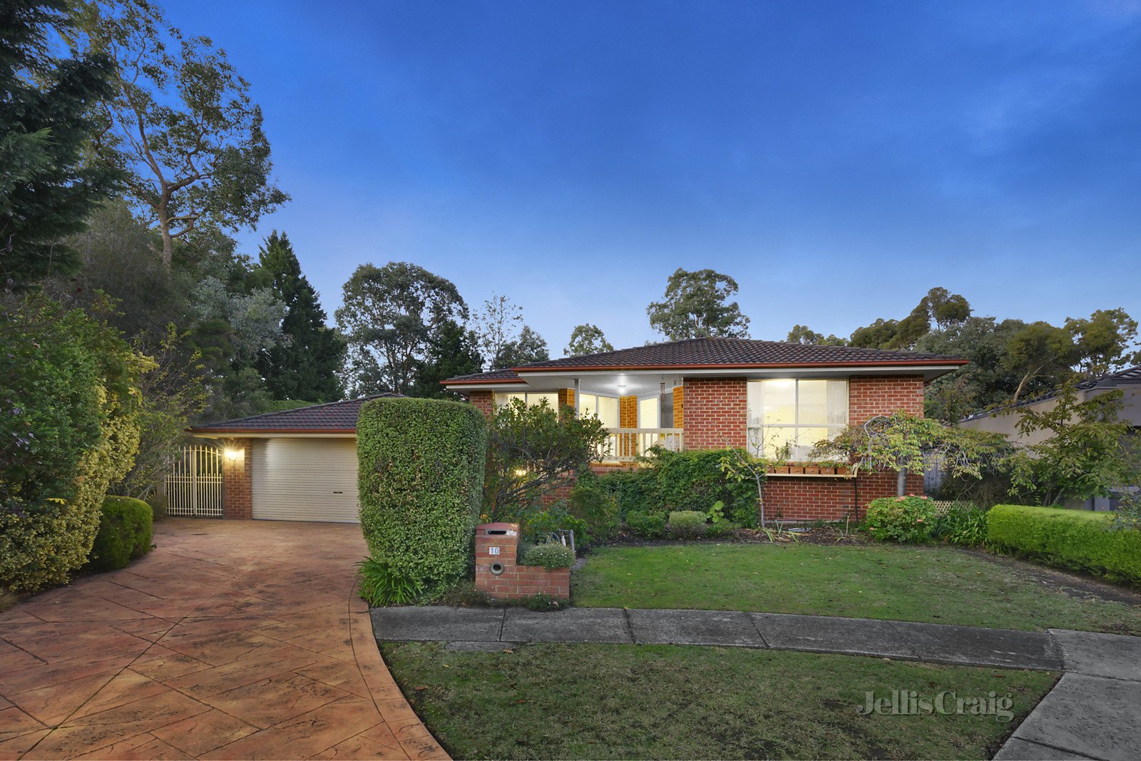 10 Jodie Court, Diamond Creek image 2