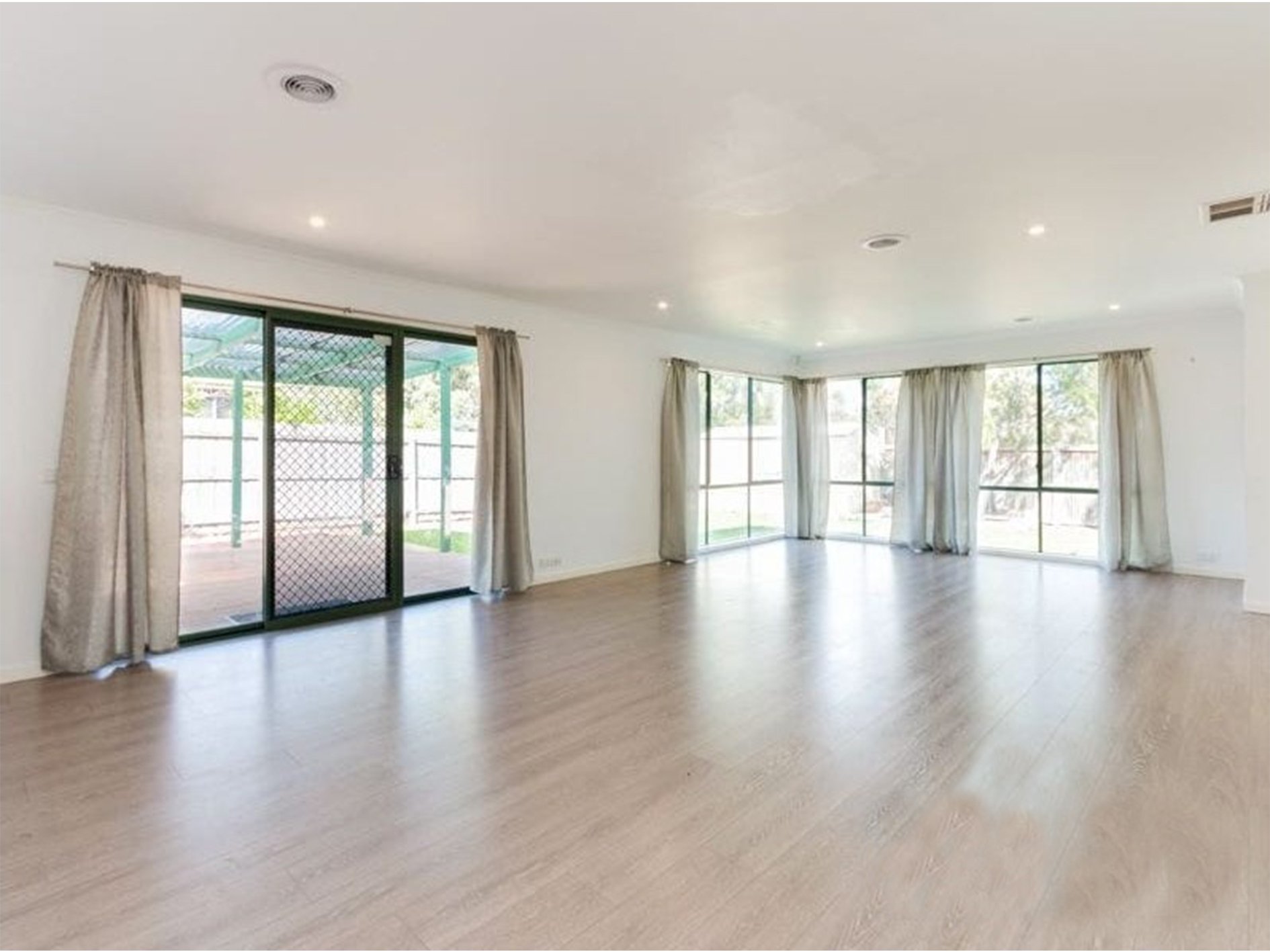 10 Keystone Court, Lynbrook image 2