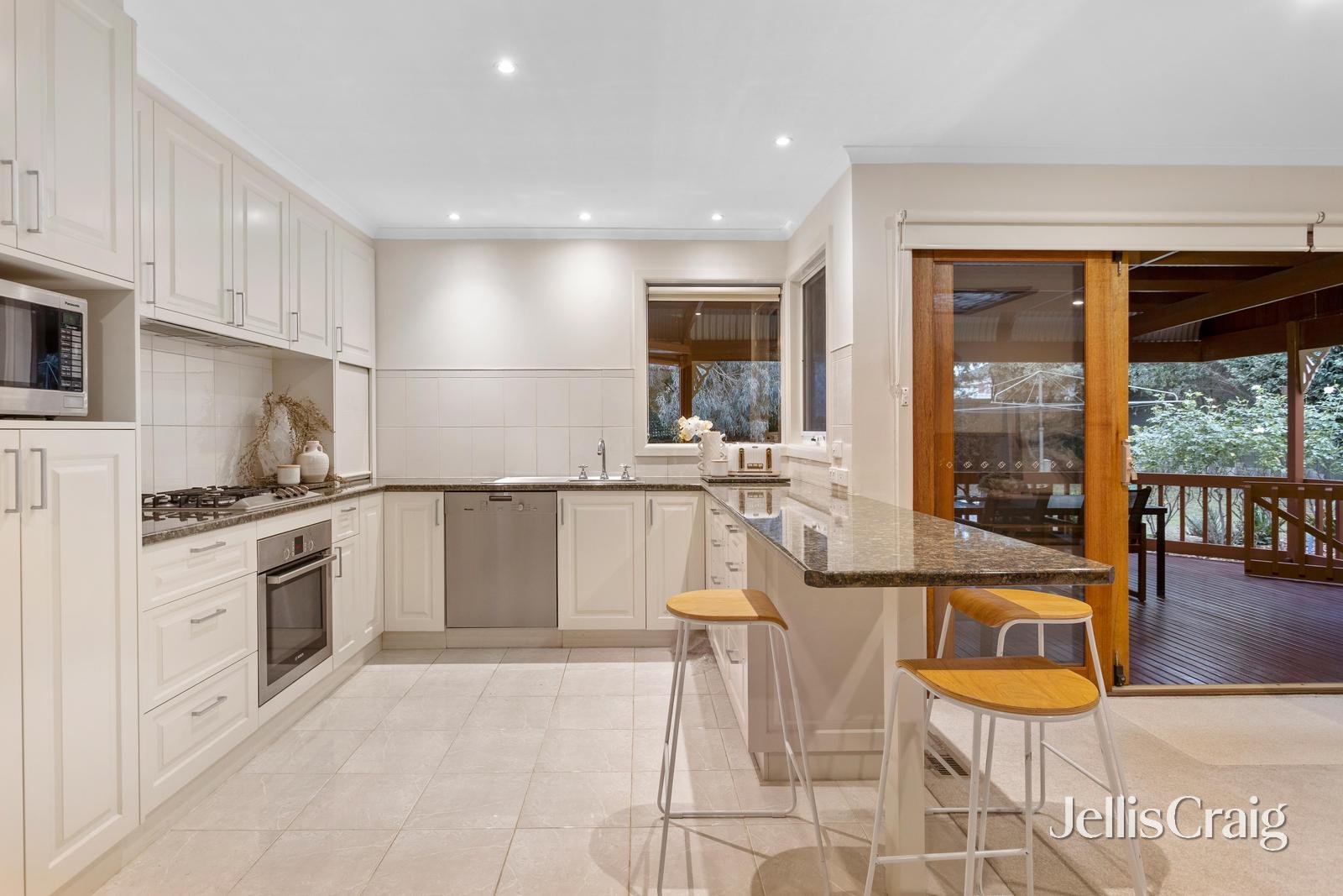 10 Kinkora Road, Blackburn image 4