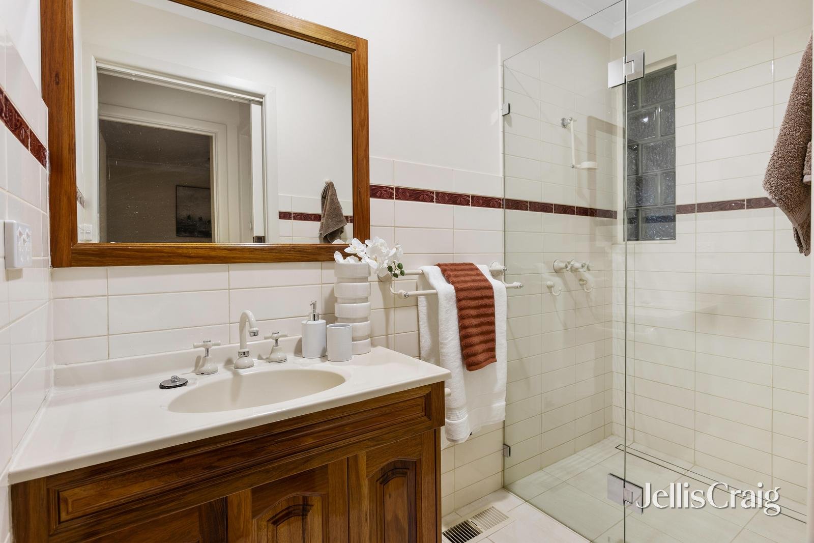 10 Kinkora Road, Blackburn image 9