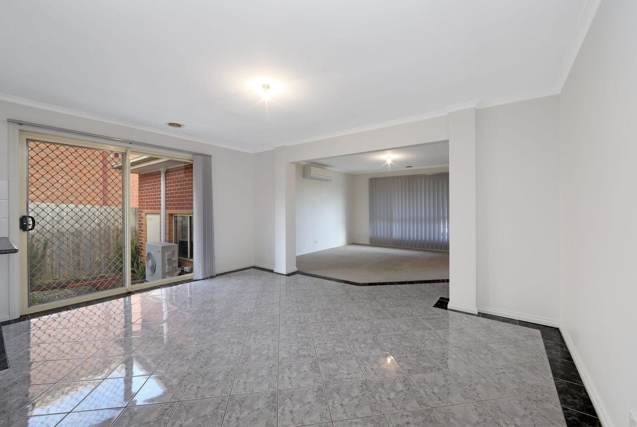 10 Lakeside Boulevard, Rowville image 2