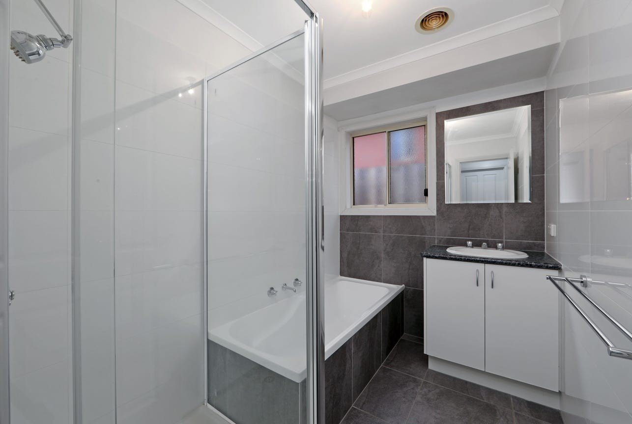 10 Lakeside Boulevard, Rowville image 6