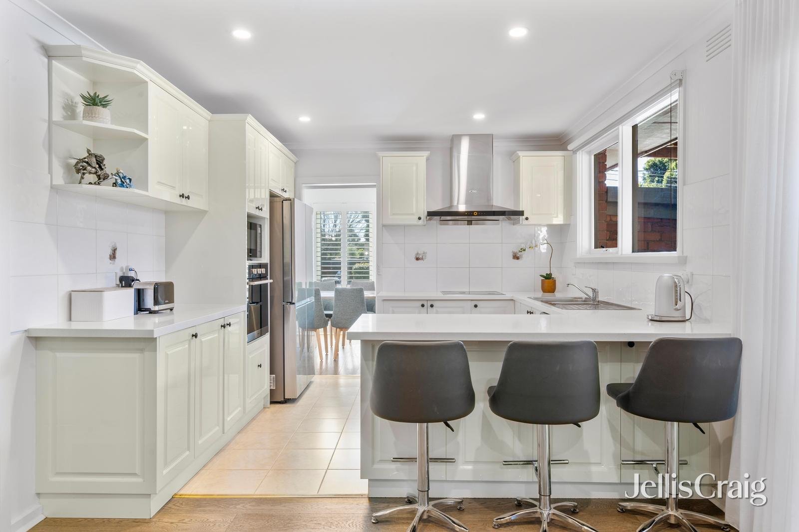 10 Landen Avenue, Glen Waverley image 2