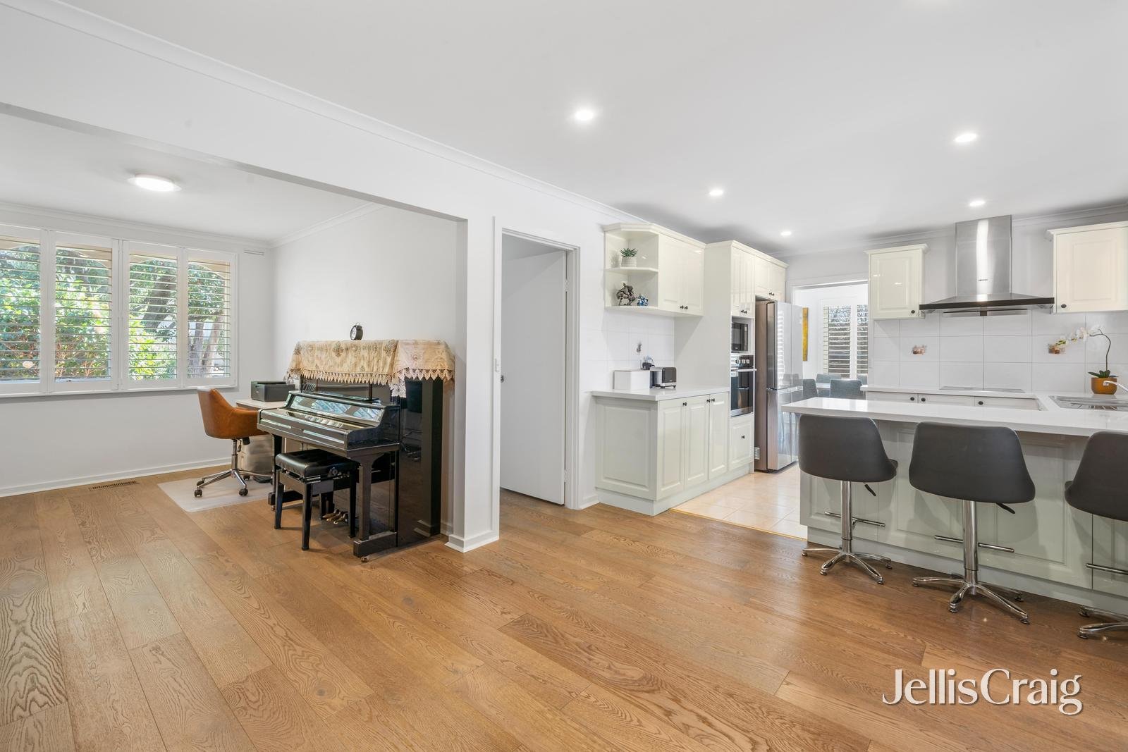 10 Landen Avenue, Glen Waverley image 4